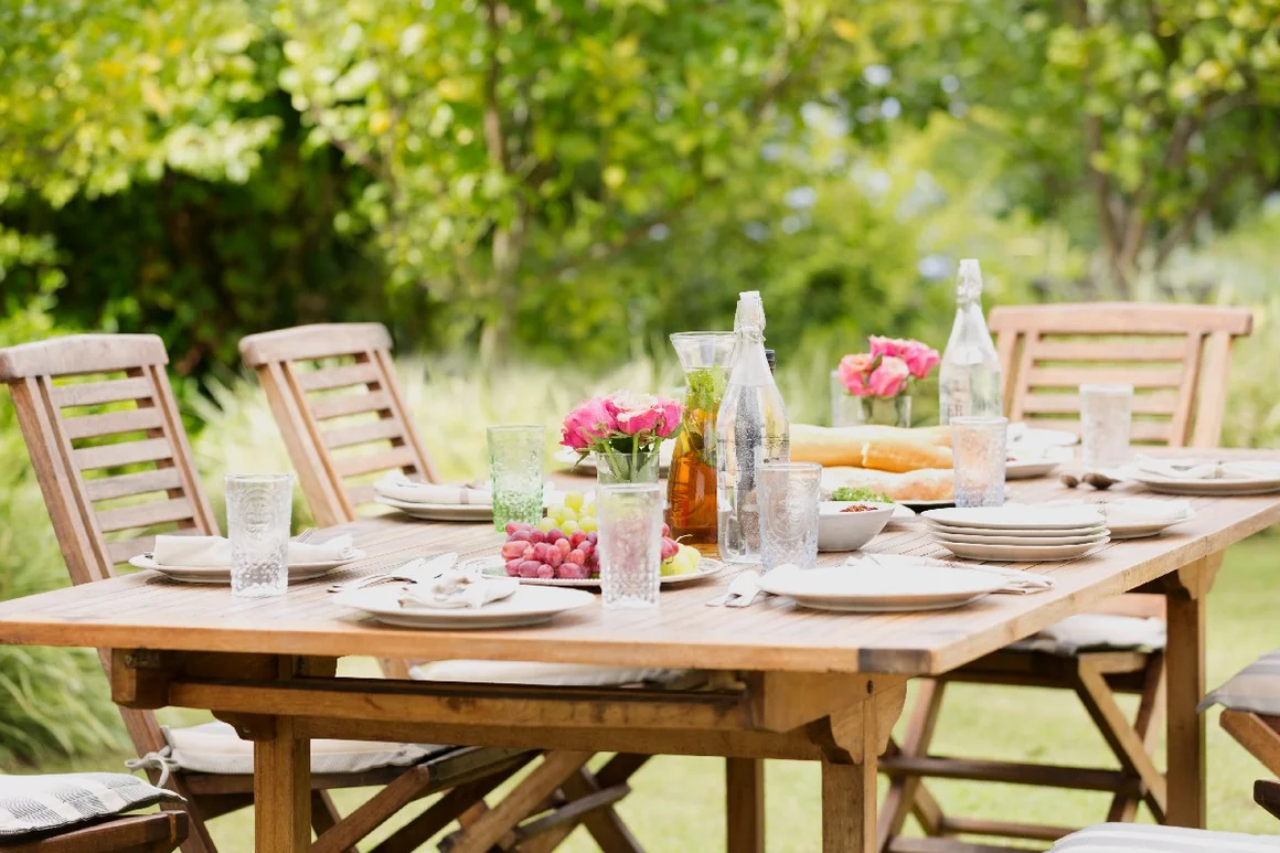 Gedeckter Gartentisch